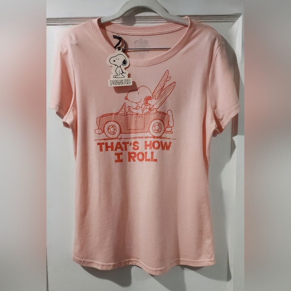 NWT Peanuts Snoopy “That’s How I Roll” Pink Tee M 🚗🐶🏄♂️